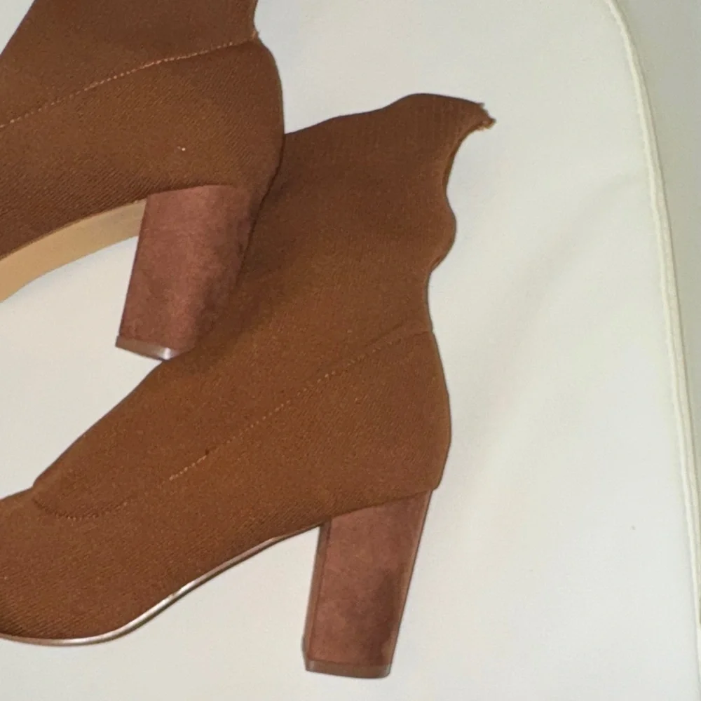 NWOT. Versona Fitted Brown Knit Ankle Boots - Picture 4 of 6